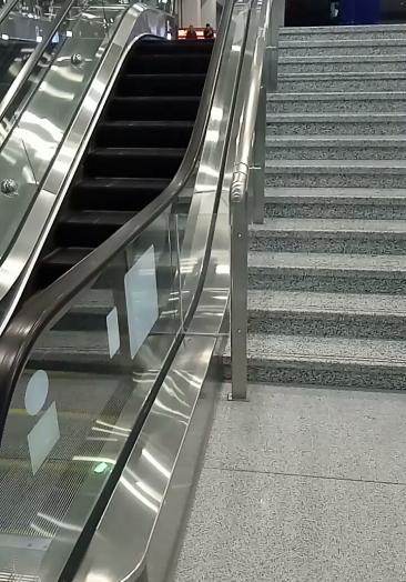 不一样!十步楼梯都装上扶手电梯.