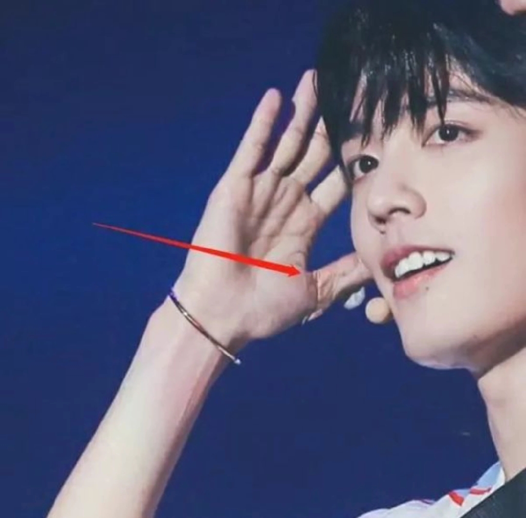 肖战#刚发现肖战手上有这么大的伤疤,心疼呢?你们发现了吗?