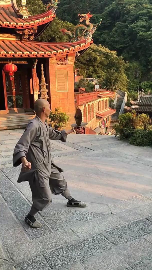 师傅,你确定这不是耍杂技么?真的是少林功夫么?表示怀疑啊!