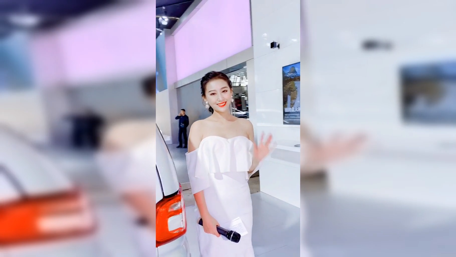 街拍#最美主持人点点,你的微笑令人着迷!