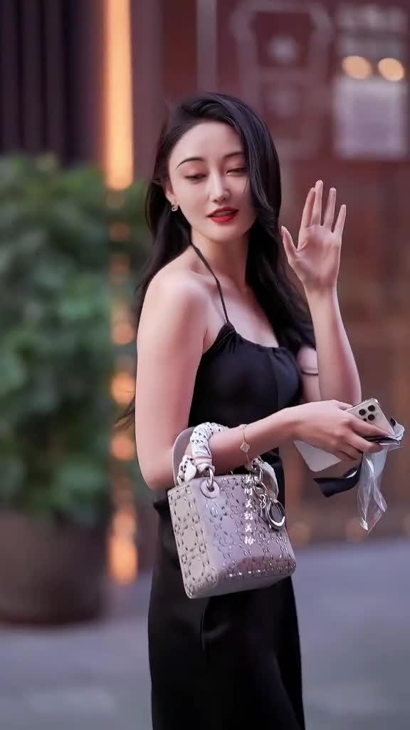 蕾蕾这也太像景甜了,特别是回眸一笑@是蕾蕾呐#街拍#景甜#高级感穿搭