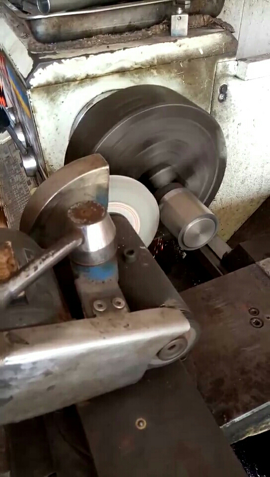 自主研发的外圆磨