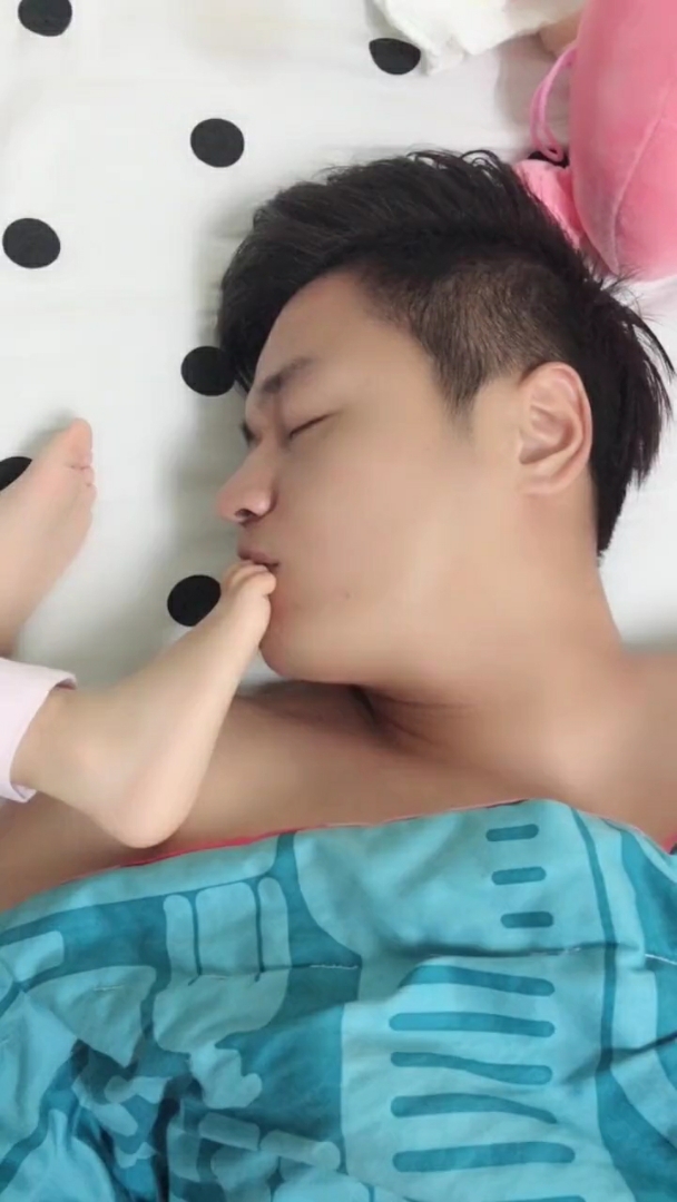 我想知道你梦到了什么醒来就看见在吃脚丫子