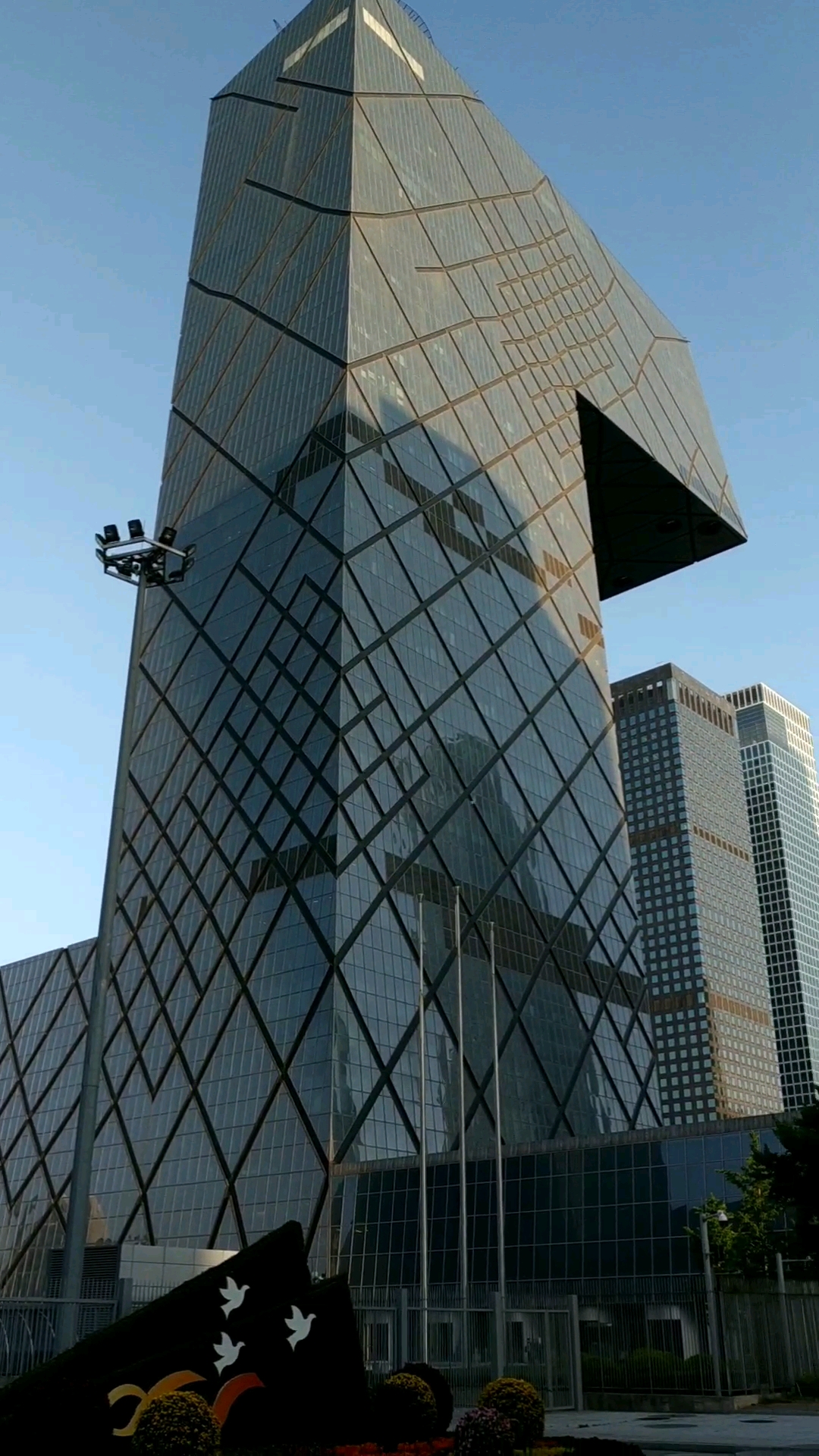 中央电视台总部大楼,位于北京市朝阳区东三环中路32号,地处北京商务