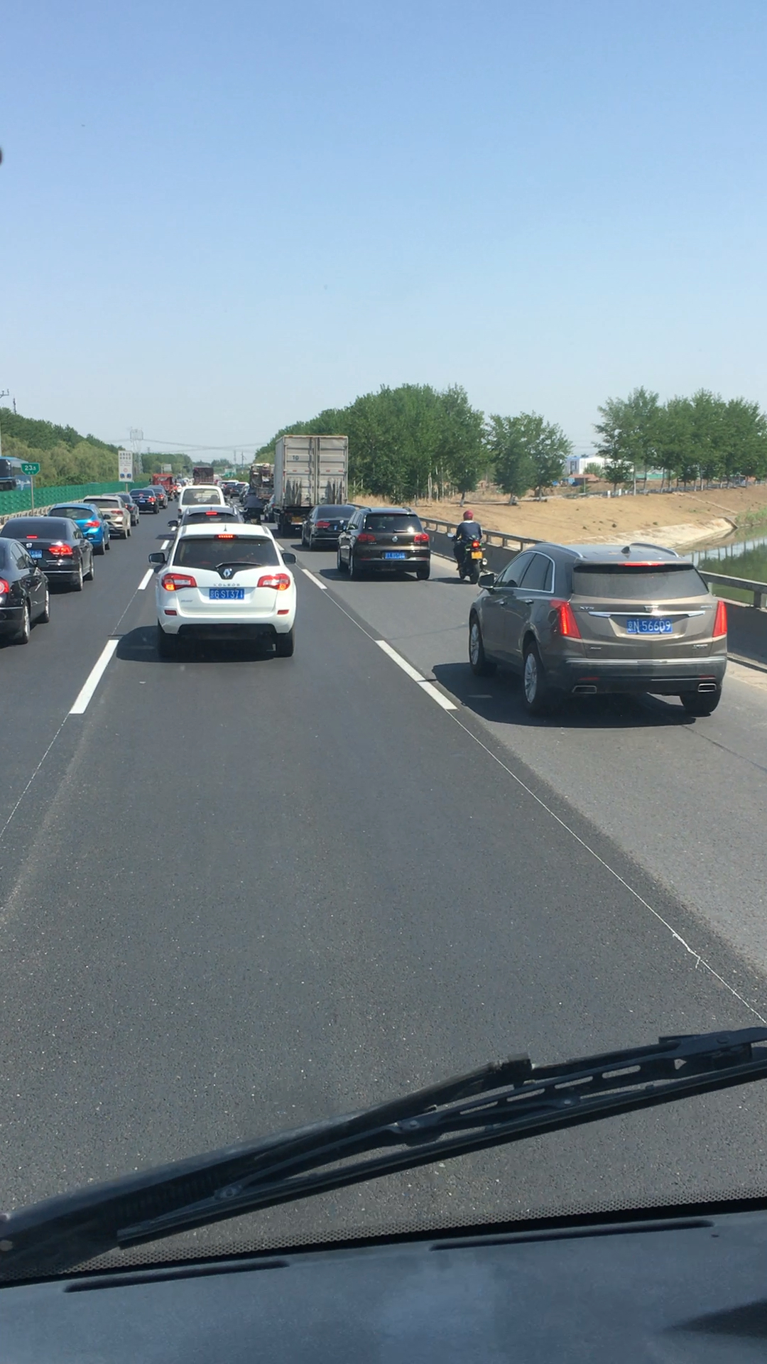 京哈高速,去往沈阳方向,堵车,有肇事的!