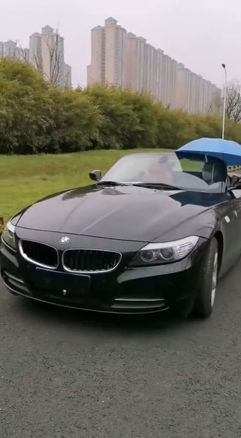 明星娱乐#开敞篷车遇到下雨天,多亏带了雨伞,太丢人了