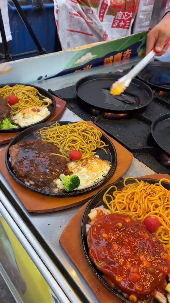 30秒出一份的新式小吃,地摊牛排,4分钟出一锅,一锅10份-度小视