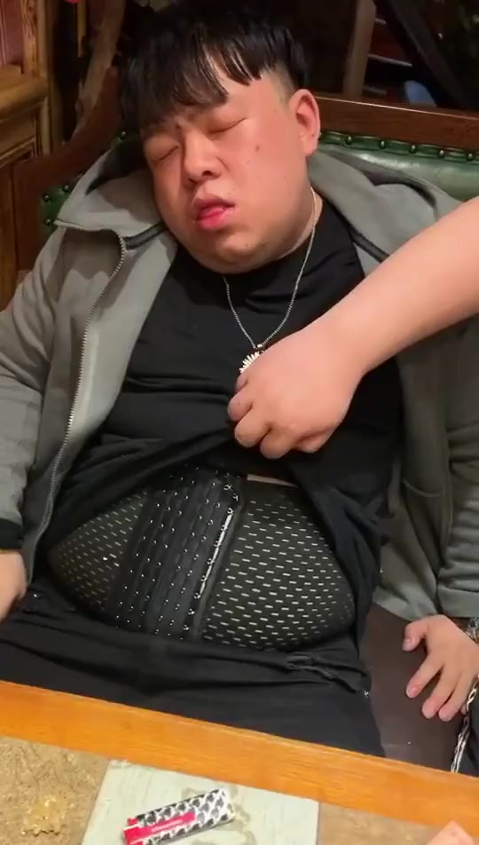 搞笑段子#两百斤的胖子穿收腹带都没有收住他的小肚肚