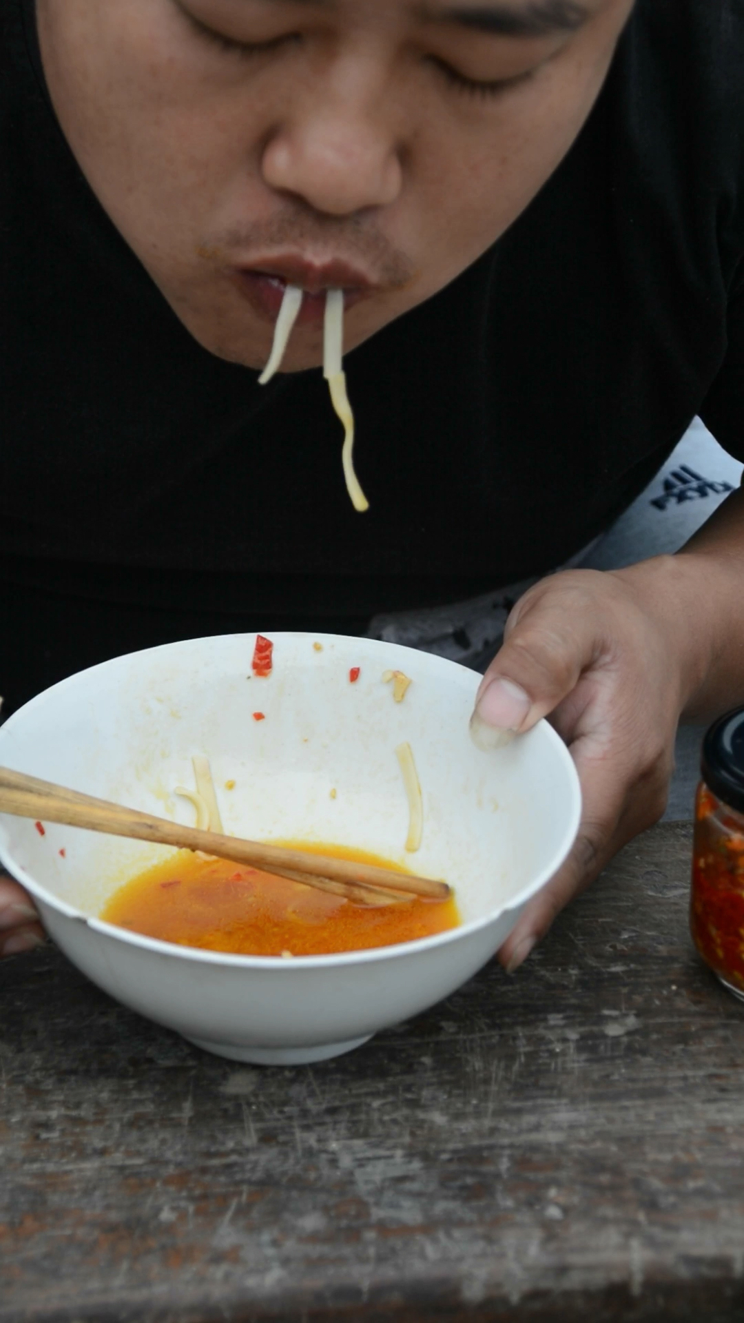 家乡特色美食#加了辣椒酱的面,老王一下干三碗,吃出了大餐的感觉呢