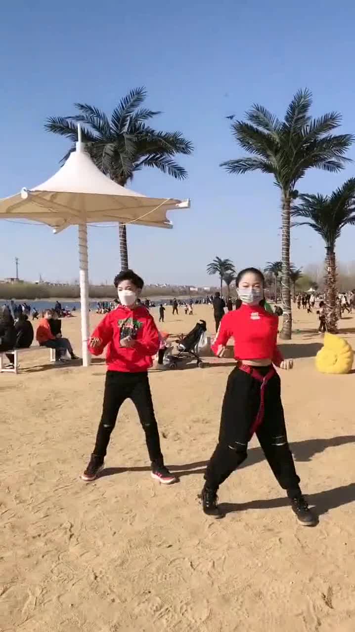 童模董艺在家待不住了,跑出来排练舞蹈,眼前一幕比宋小睿强多了