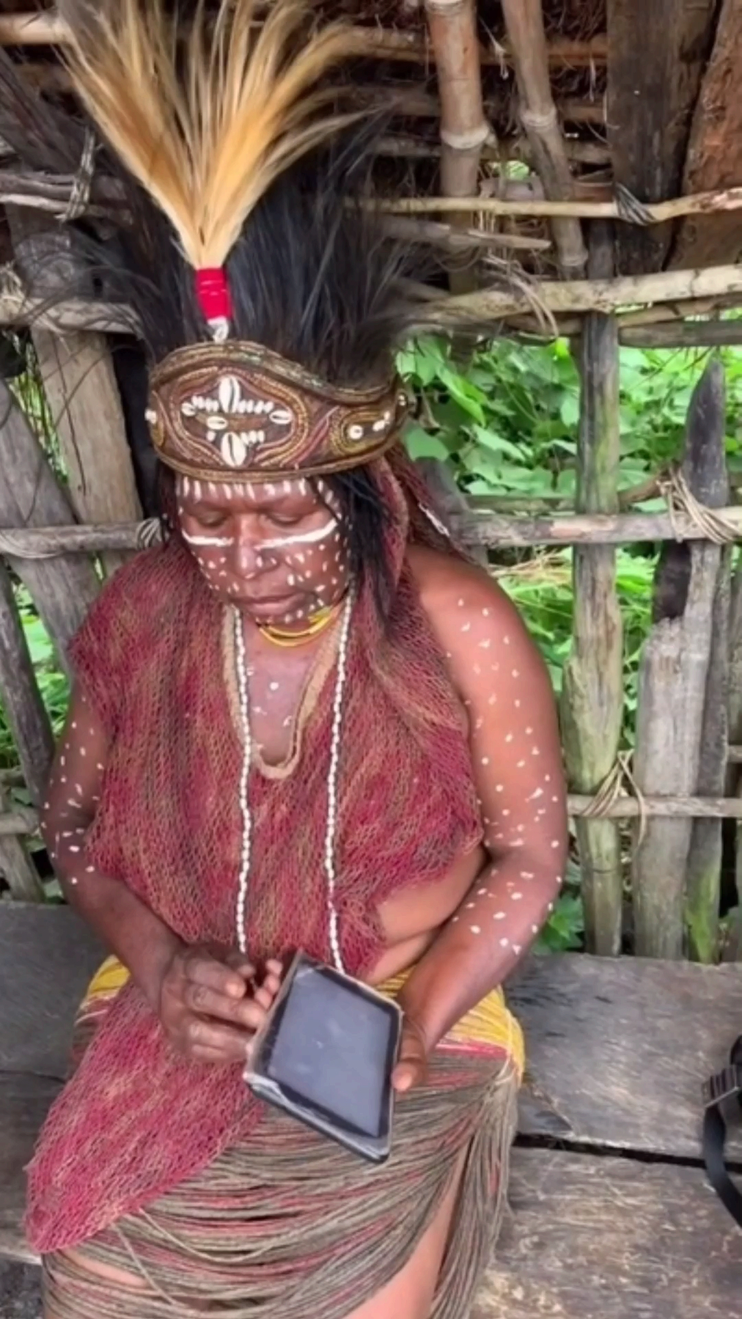 我要上热门#酋长夫人玩手机看外面世界惊讶无比