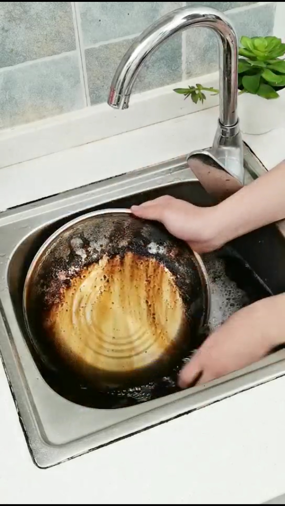 带上全民去旅行#清洗锅底的小妙招你收藏了吗?