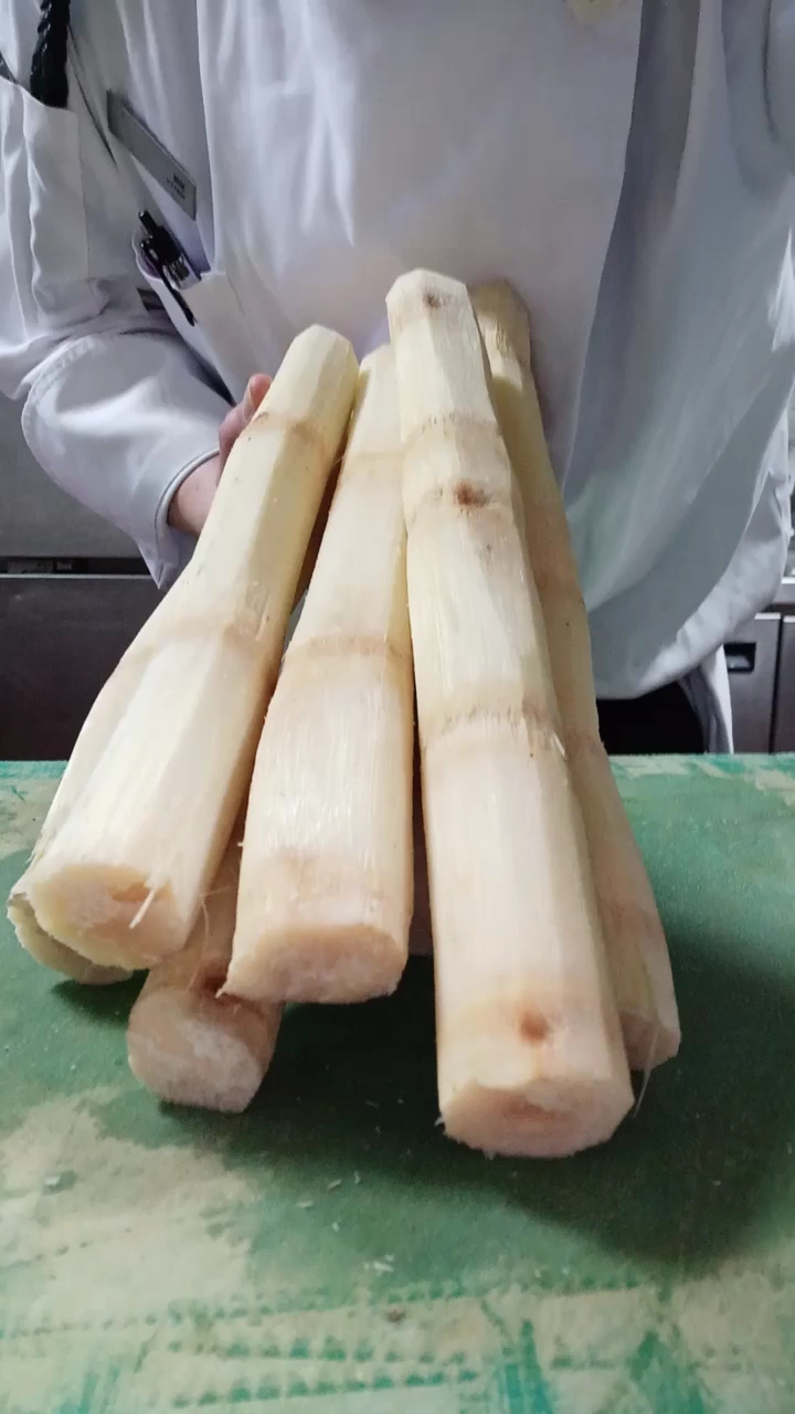 搞笑段子剧#砍柴火的师傅又来切甘蔗了,太厉害了