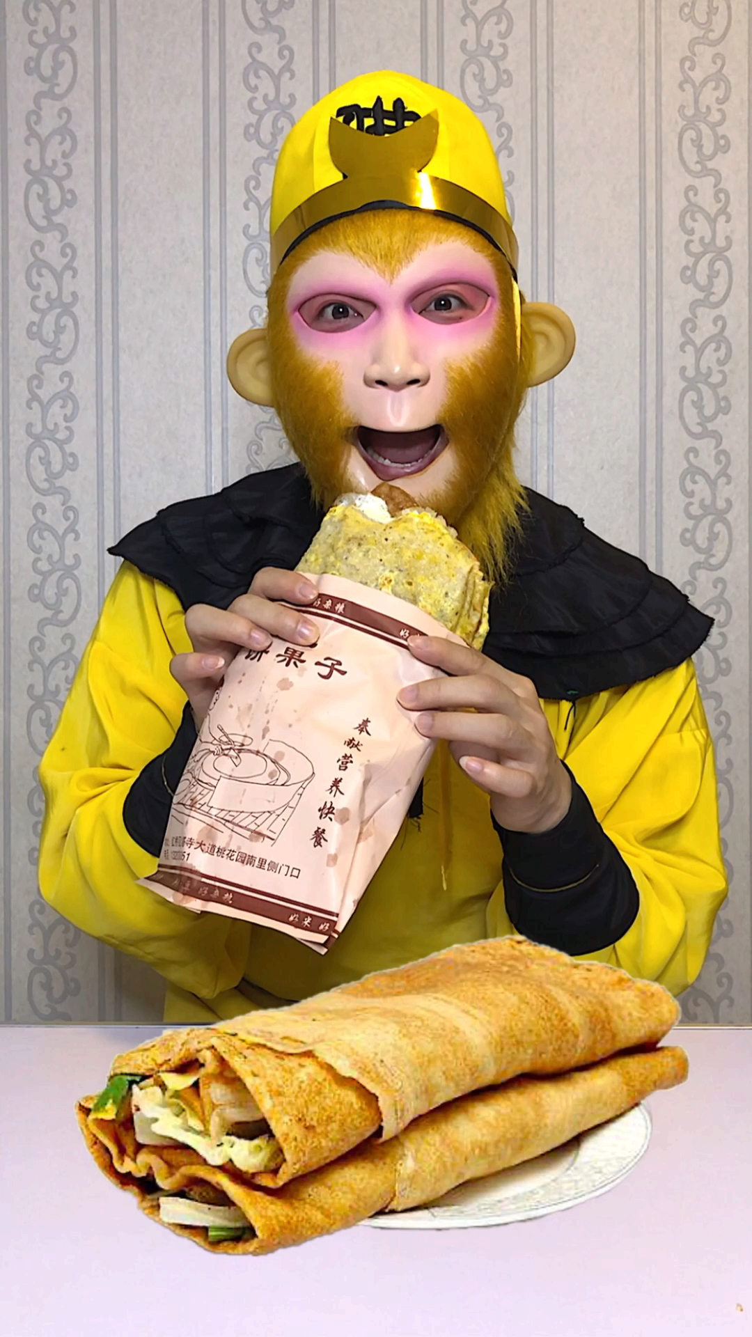 家乡特色美食#猴哥吃天津的煎饼果子.