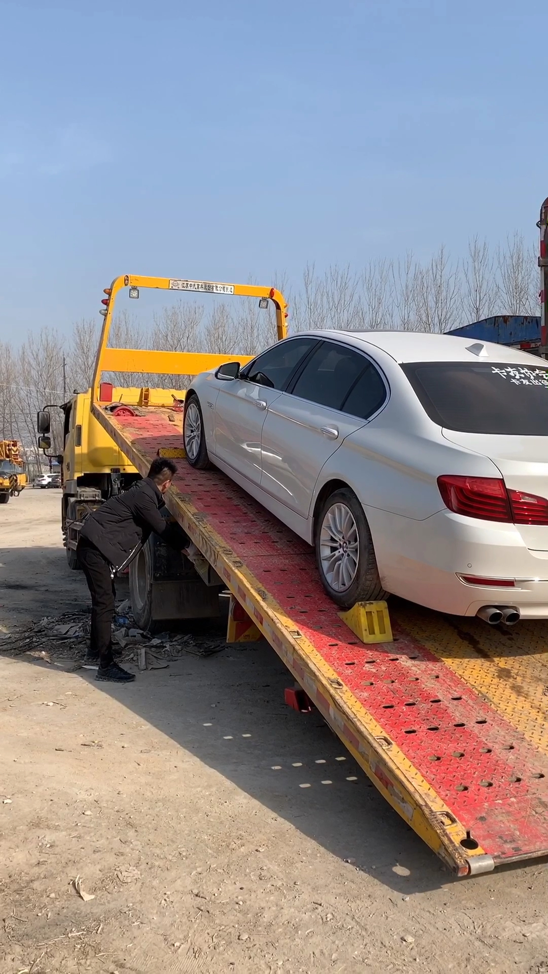 小伙把宝马拖车拖车,最后是不是忘了拉手刹!