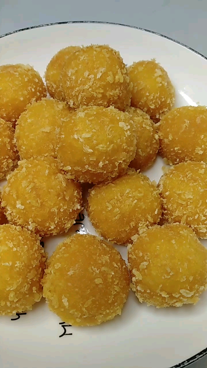 脆皮南瓜雪花球,外脆皮内软糯香甜好吃