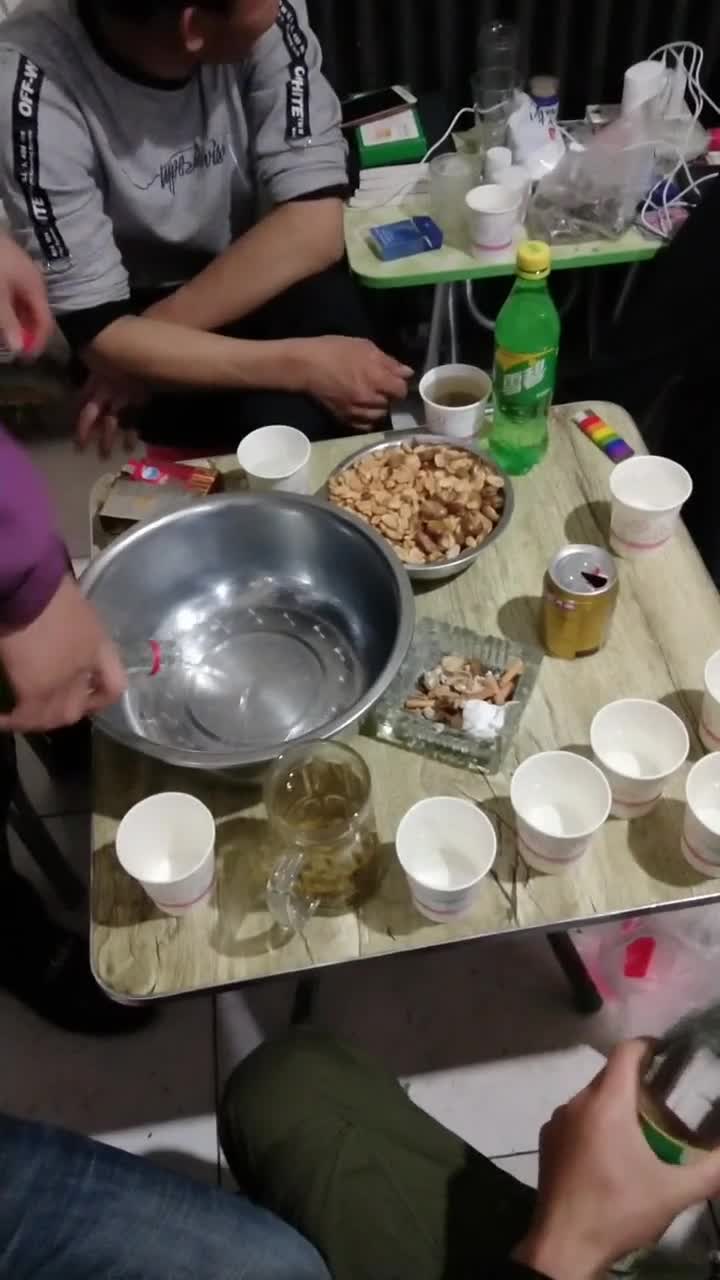 年輕人聚會喝酒太奇葩,數種飲料兌酒混著喝,酒蒙子都不敢上桌!