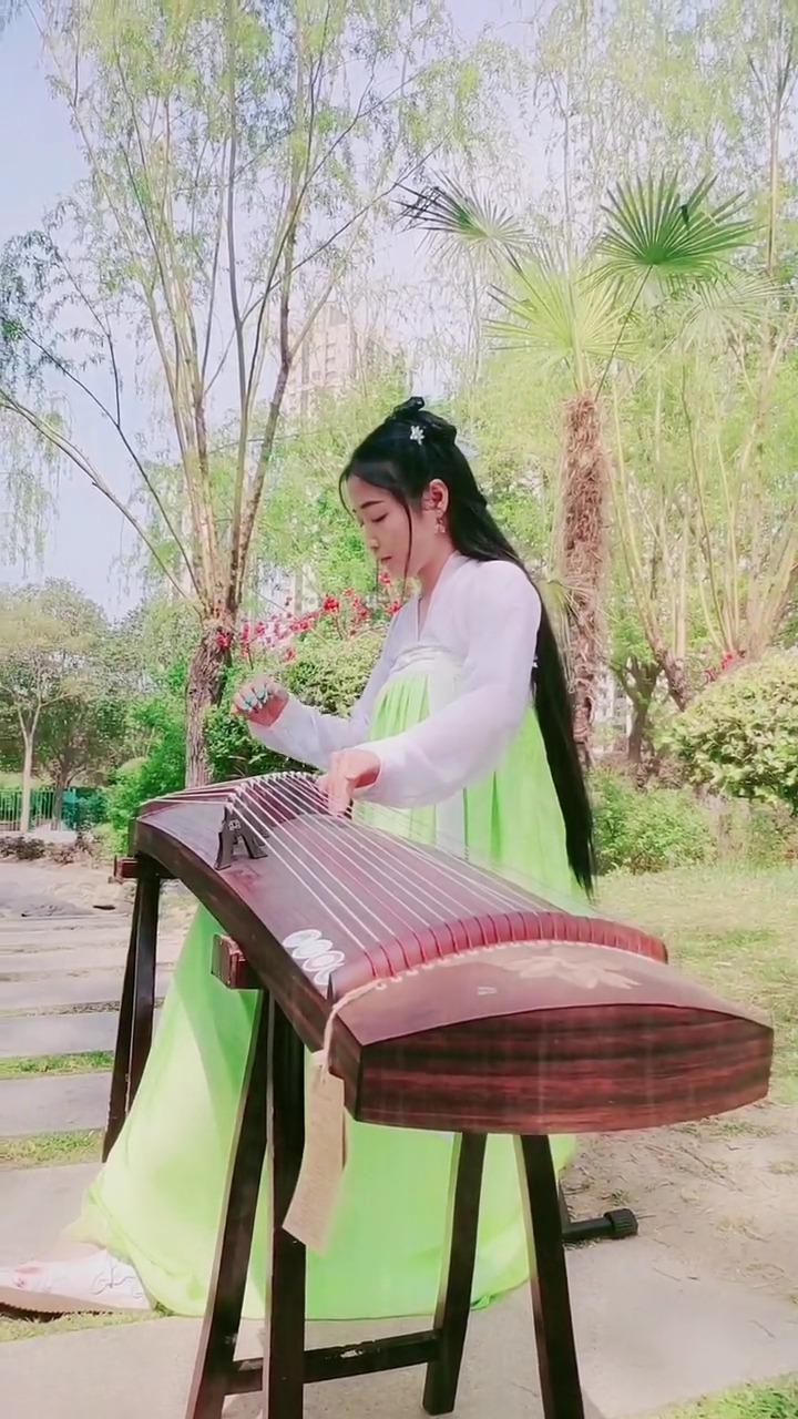 最美古筝曲#小仙女古筝独奏《半山听雨》,铮铮琴音间,悠远的意境恳栽