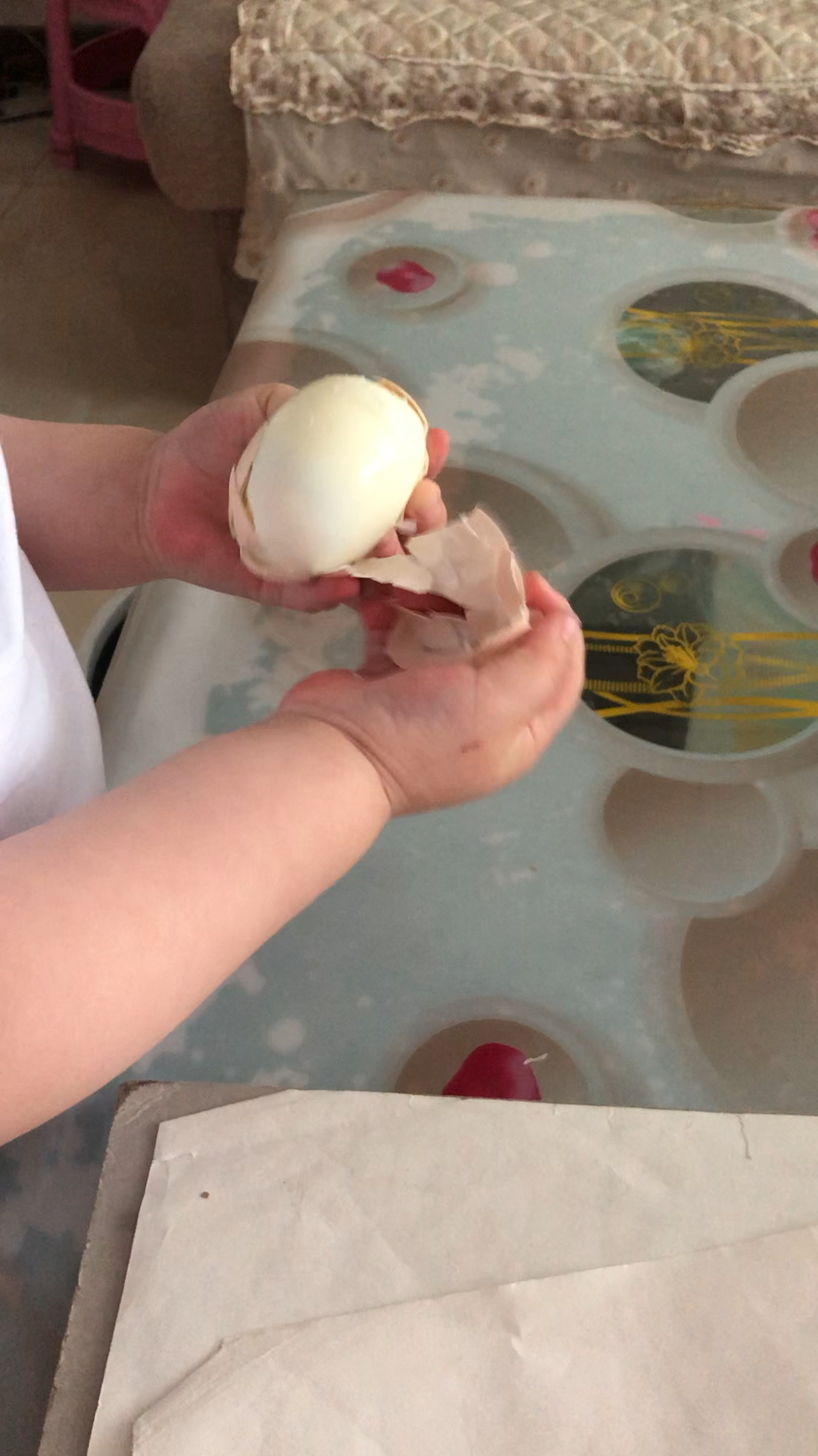 两岁小宝宝教你正确的剥蛋蛋方法