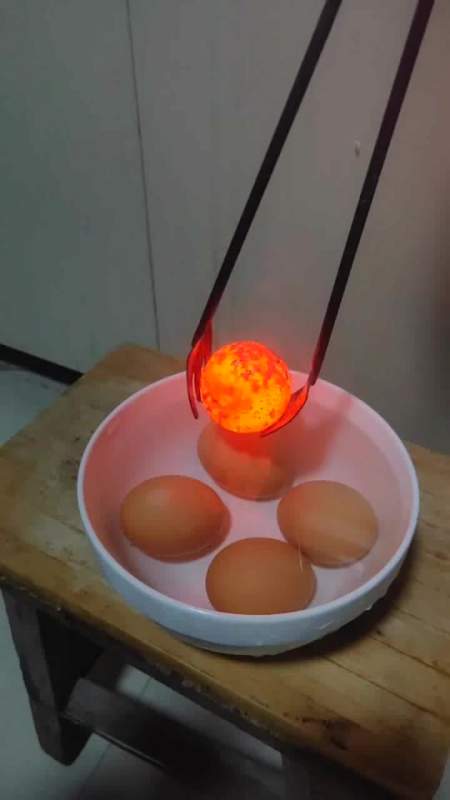 搞笑段子#家里停电了,只能用烧红的铁球煮鸡蛋,进水的那一刻太过瘾了