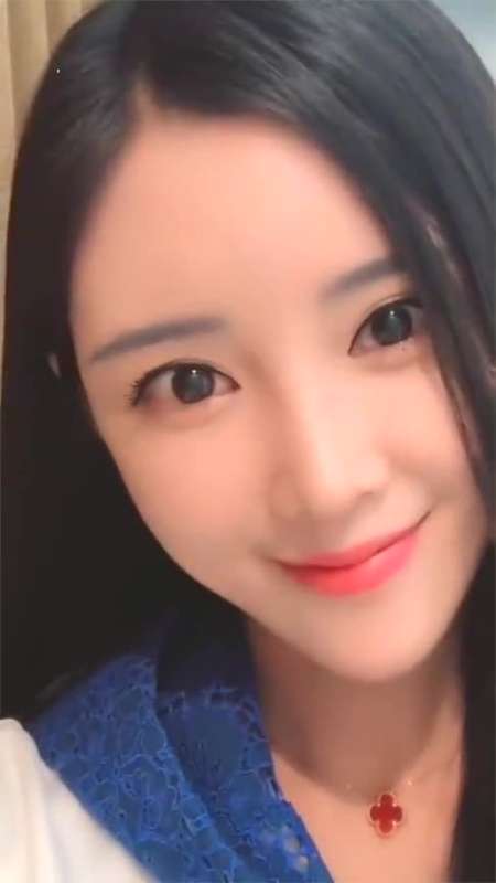 好漂亮的小姐姐,这双大眼睛太迷人了,你觉得可爱吗