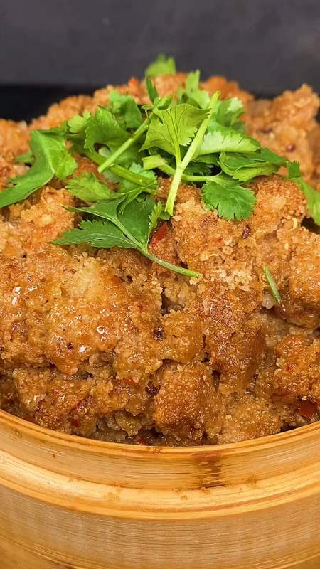 粉蒸羊肉在四川又叫羊肉格格,还叫羊肉蒸笼,像这样做