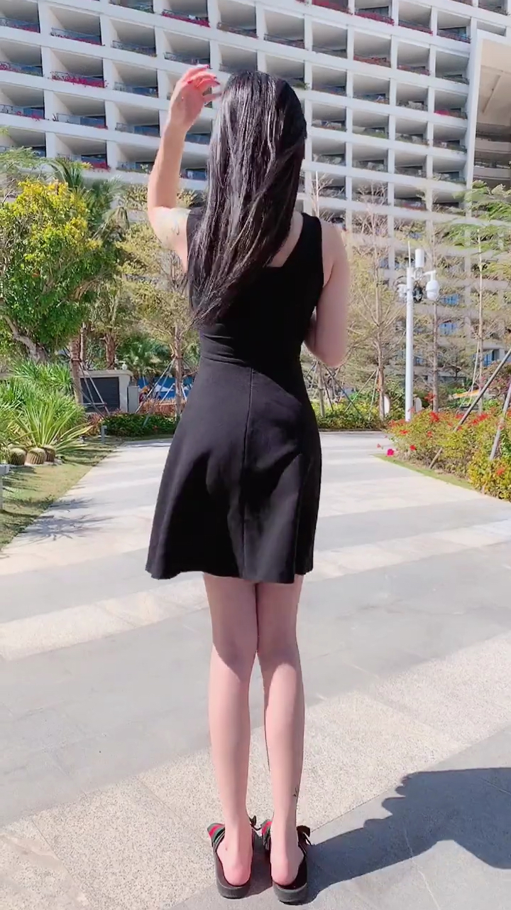 风有点大,裙子飘起来