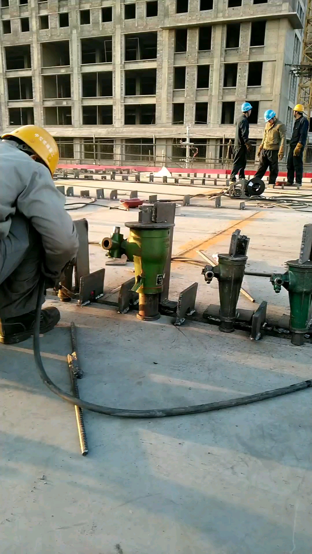 用七个千斤顶校口,这铆工硬吧