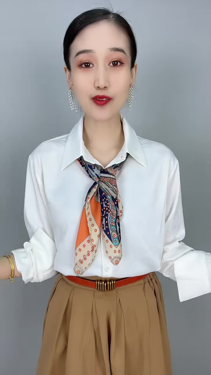 当下最流行最时尚的方巾配衬衫的系法-度小视