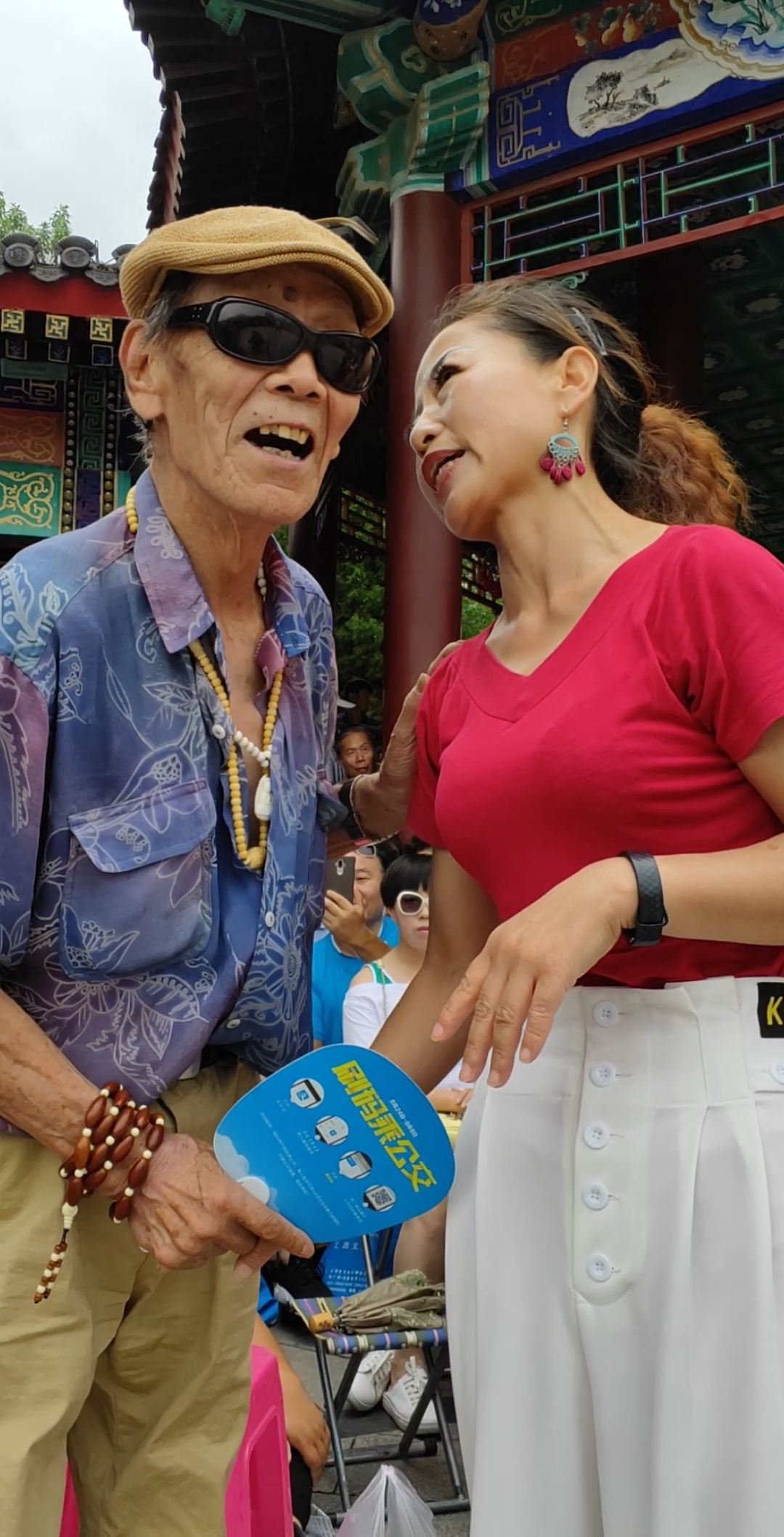 安静让张大爷注意身体,会经常过来看他,大爷特别开心