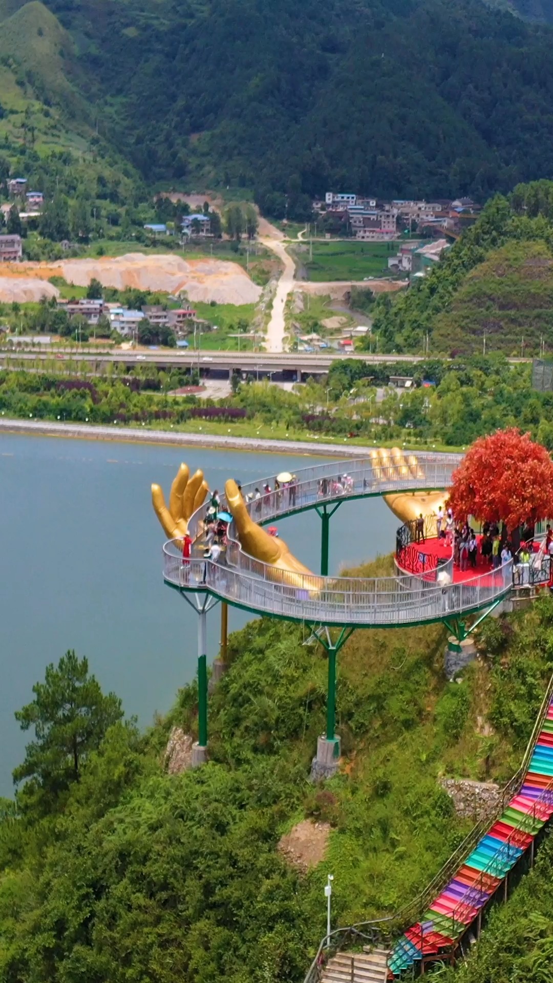 这就是贵州新晋网红景点,都匀大地之手,黄金一样金光闪闪的