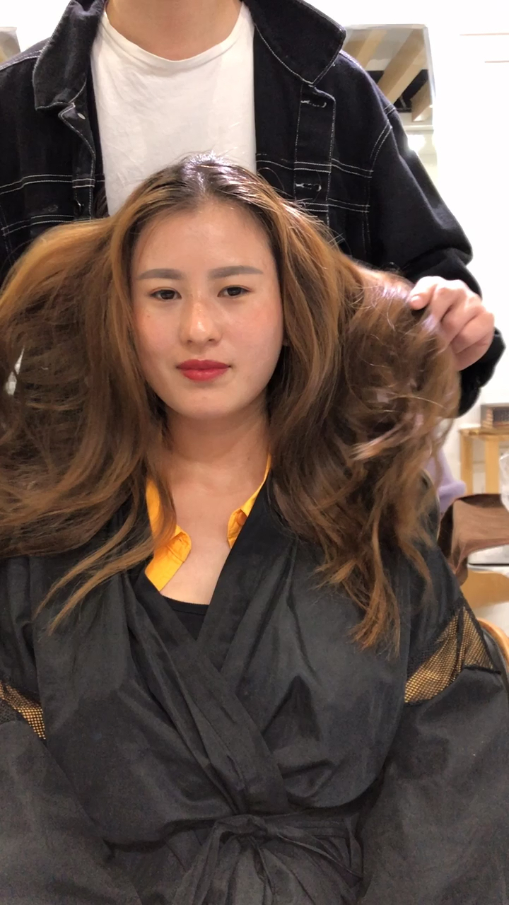 小姐姐#淡黄长裙,蓬松头发的你