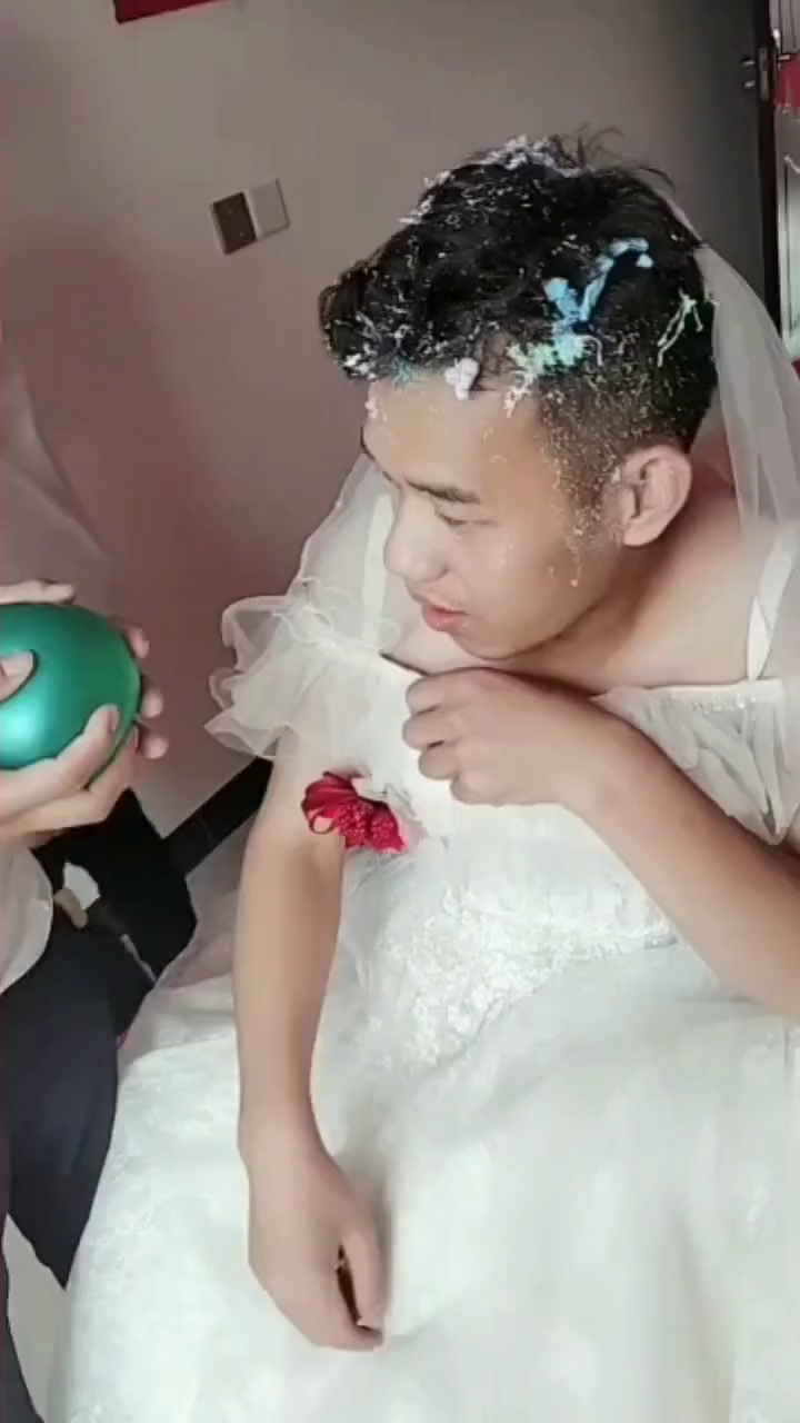 新郎出嫁了,穿上婚纱美美哒