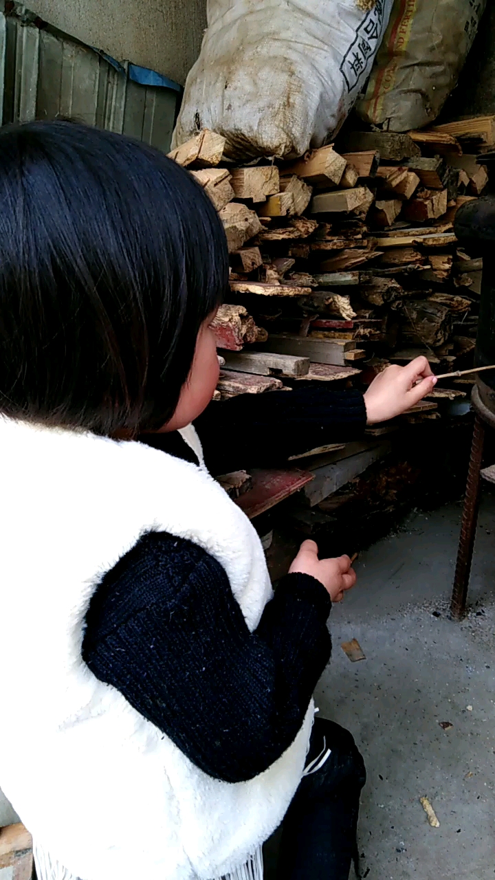 农村小孩,烧火做饭