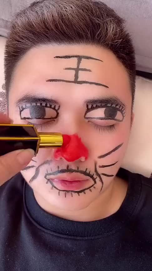 为了恶搞对象,这媳妇也是拼了,口红都忍痛拿了出来