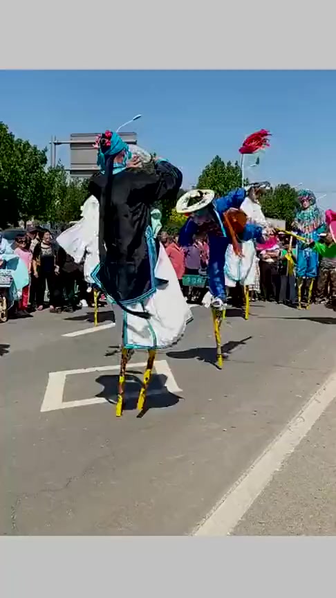 搞笑段子#传统民间艺术,单腿踩高跷,还是第一次见