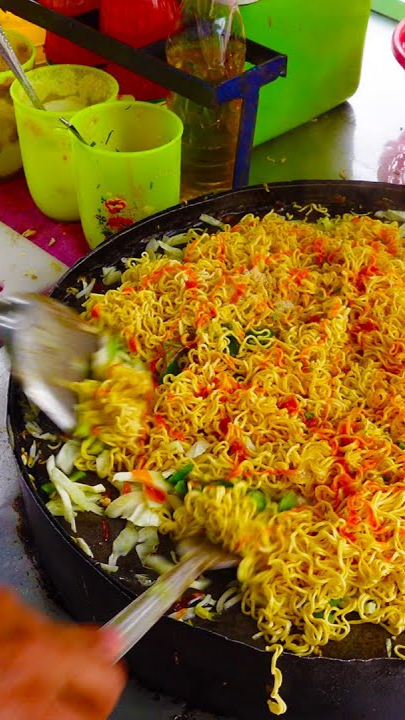 柬埔寨金边街头特色小吃,铁板牛肉炒面10元最畅销,好吃又实惠