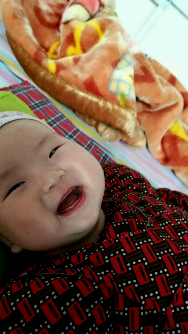 小娃娃笑的好开心呀.
