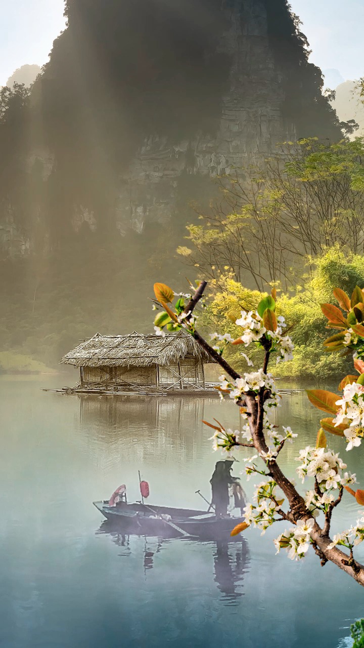 伴山伴水伴云天,一叶轻舟碧水间;渔翁本是凡间客,此时已是画中仙!