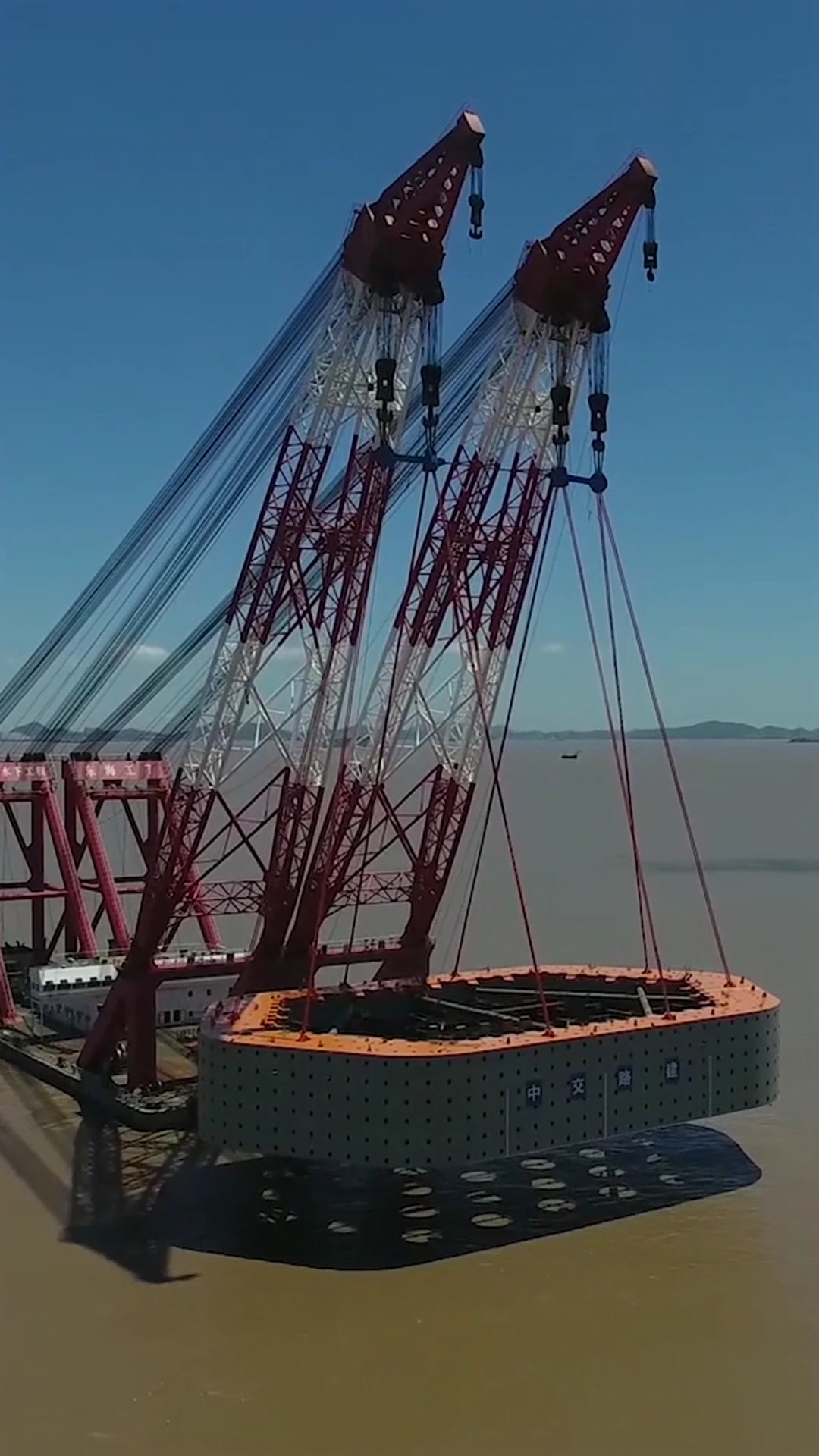 回家路上那些事#千吨级防撞钢套箱安装