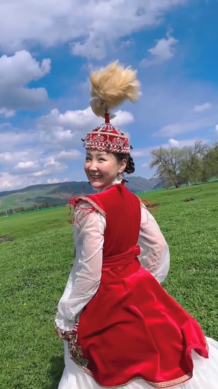 新疆来自草原的哈萨克族姑娘