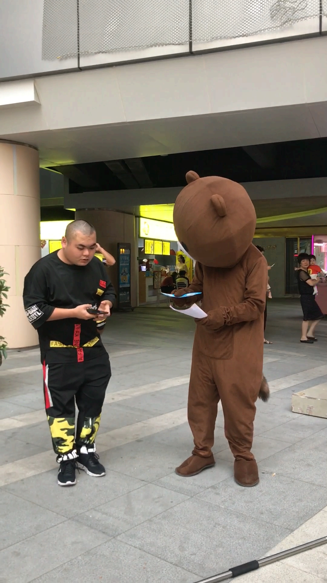 第一次见敢这么发传单的