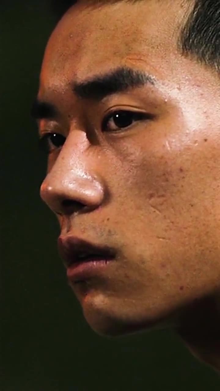 易烊千玺素颜出镜,这个剃头的瞬间演技出圈,拿奖也是众望所归的结果