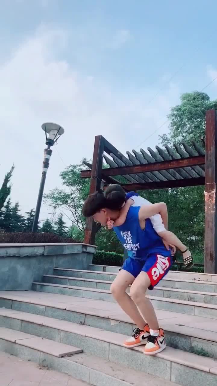 哥哥背起妹妹就跑   一个很凉爽的视频