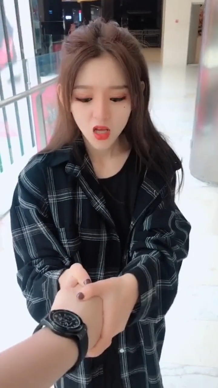 小姐姐一脸嫌弃的样子,似乎很不高兴呀!