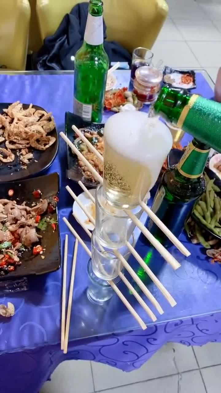 我要上热门#倒啤酒这么倒,能喝起来更香吗,哈哈当然不能!