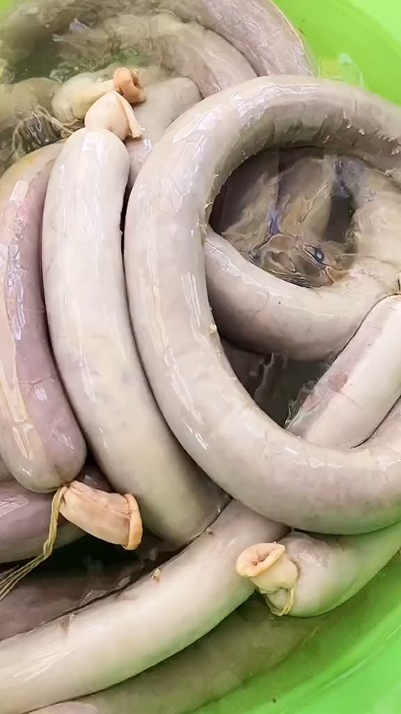 刚出锅的大血肠沾点蒜酱 那叫一个香