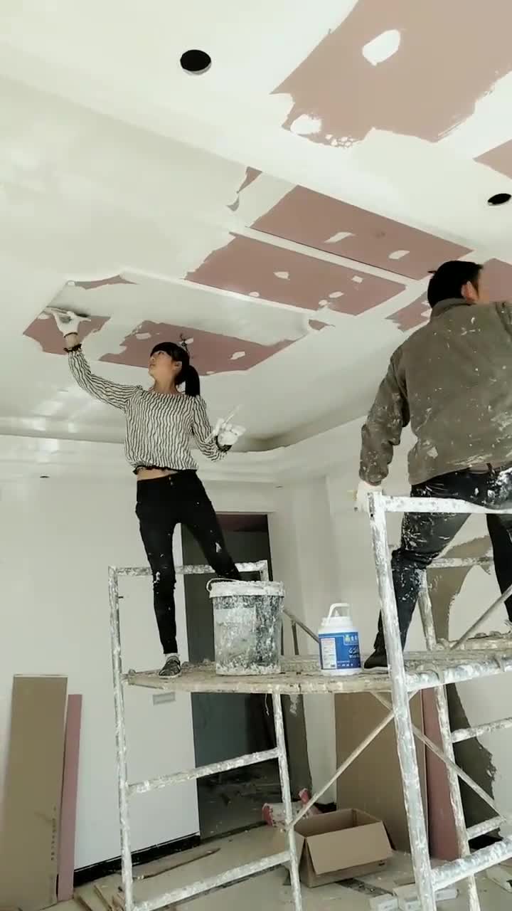 新来的刮腻子学徒,看模样岁数不大,小丫头跟着老师傅学的不错