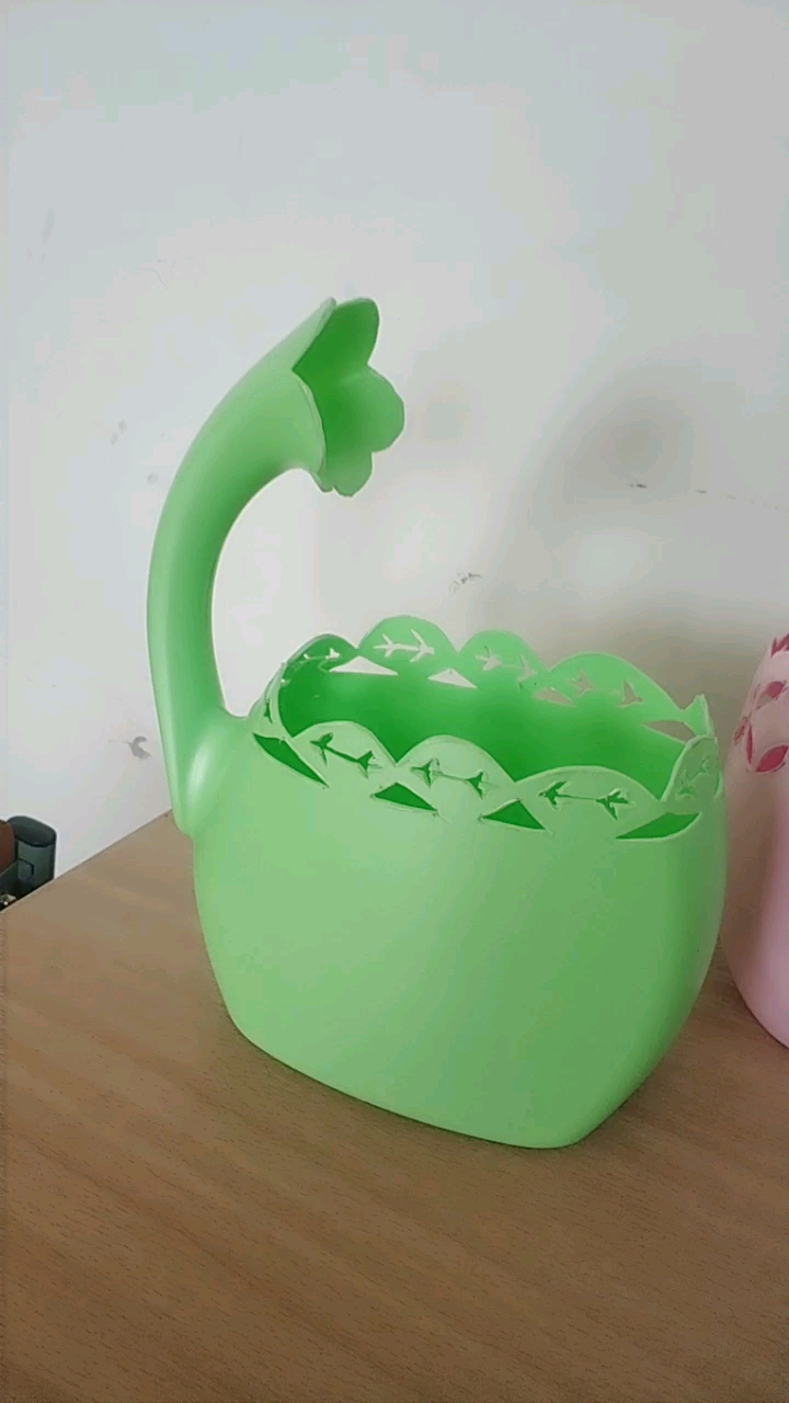 用废弃的洗衣液桶制作的花盆,美观大方,经济实用.