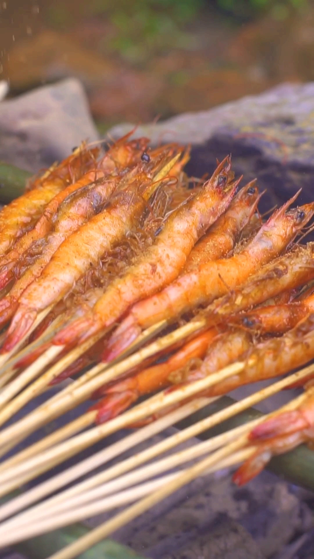 野外自制烤大虾,肉质鲜嫩,香辣入味,根本停不下来!